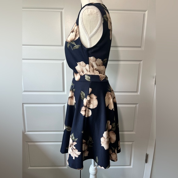 New Papaya Navy Floral Print Plunge Skater Dress Sleeveless Party Cocktail MD - Picture 4 of 8